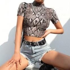 Crop Top Sexy – Python -Style Urbain Soldes top sexy model accroupi